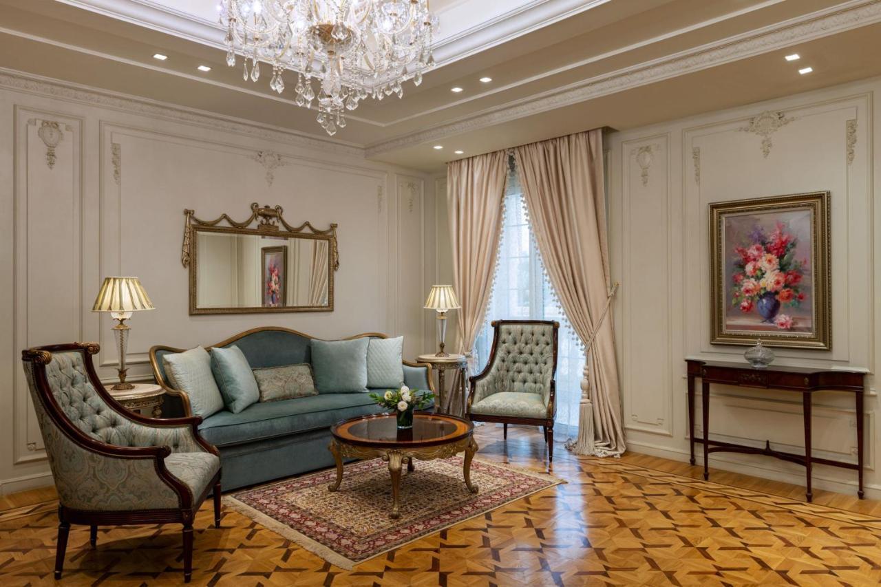 The St Regis New Capital Cairo Hotel Eksteriør billede A living room in a suite at the Four Seasons Hotel, Moscow