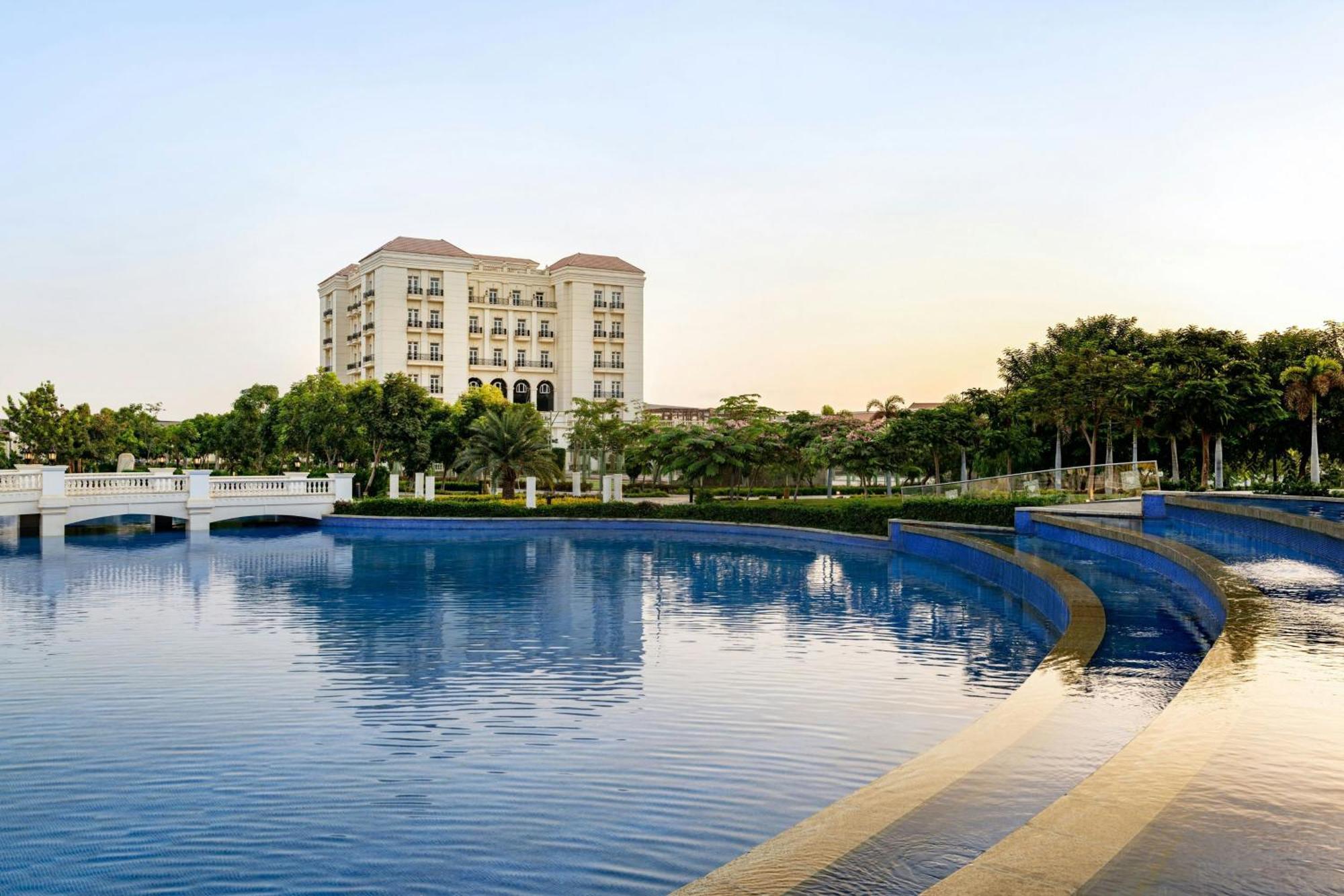 The St Regis New Capital Cairo Hotel Eksteriør billede View of the lake at the heart of the community